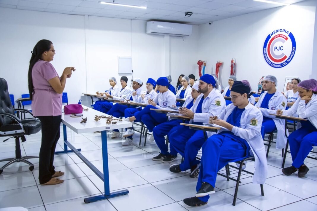 Infraestrutura moderna e laboratórios de alta tecnologia garantem formação médica de excelência na UCP de Pedro Juan Caballero.