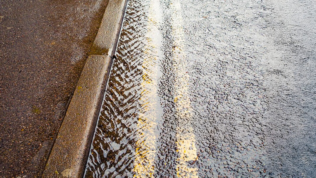 Sanesul alerta: água da chuva na rede de esgoto pode causar entupimentos e extravasamentos