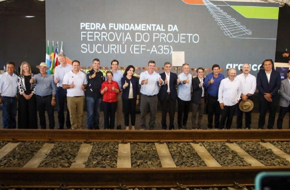 Governador Eduardo Riedel na lançamento da pedra fundamental da nova ferrovia (Álvaro Rezende/Secom).