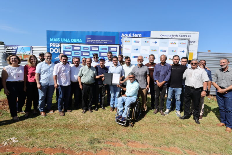Solenidade com a presença de autoridades marcou início das obras do Caps em terreno no Jardim Novo Horizonte.