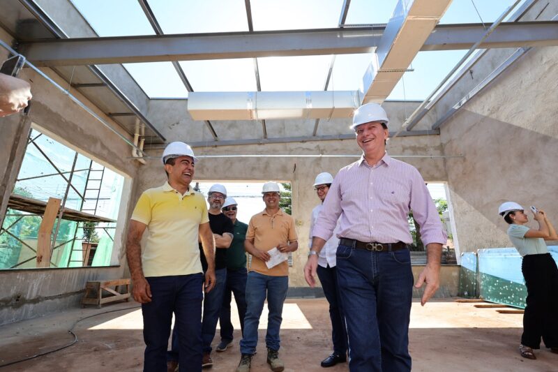 Prefeito Marçal Filho e empresário Aurélio Rocha vistoriaram as obras do McDonald’s que entra na fase de acabamento – Foto: A. Frota