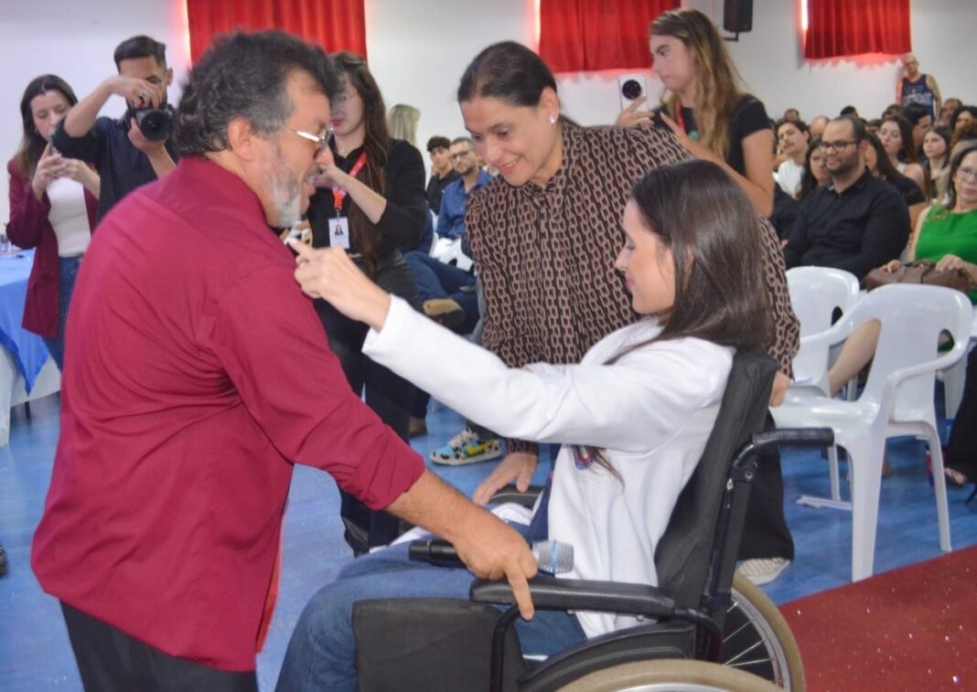 Com a mãe, Monalisa, Letícia com o CEO Carlos Bernardo