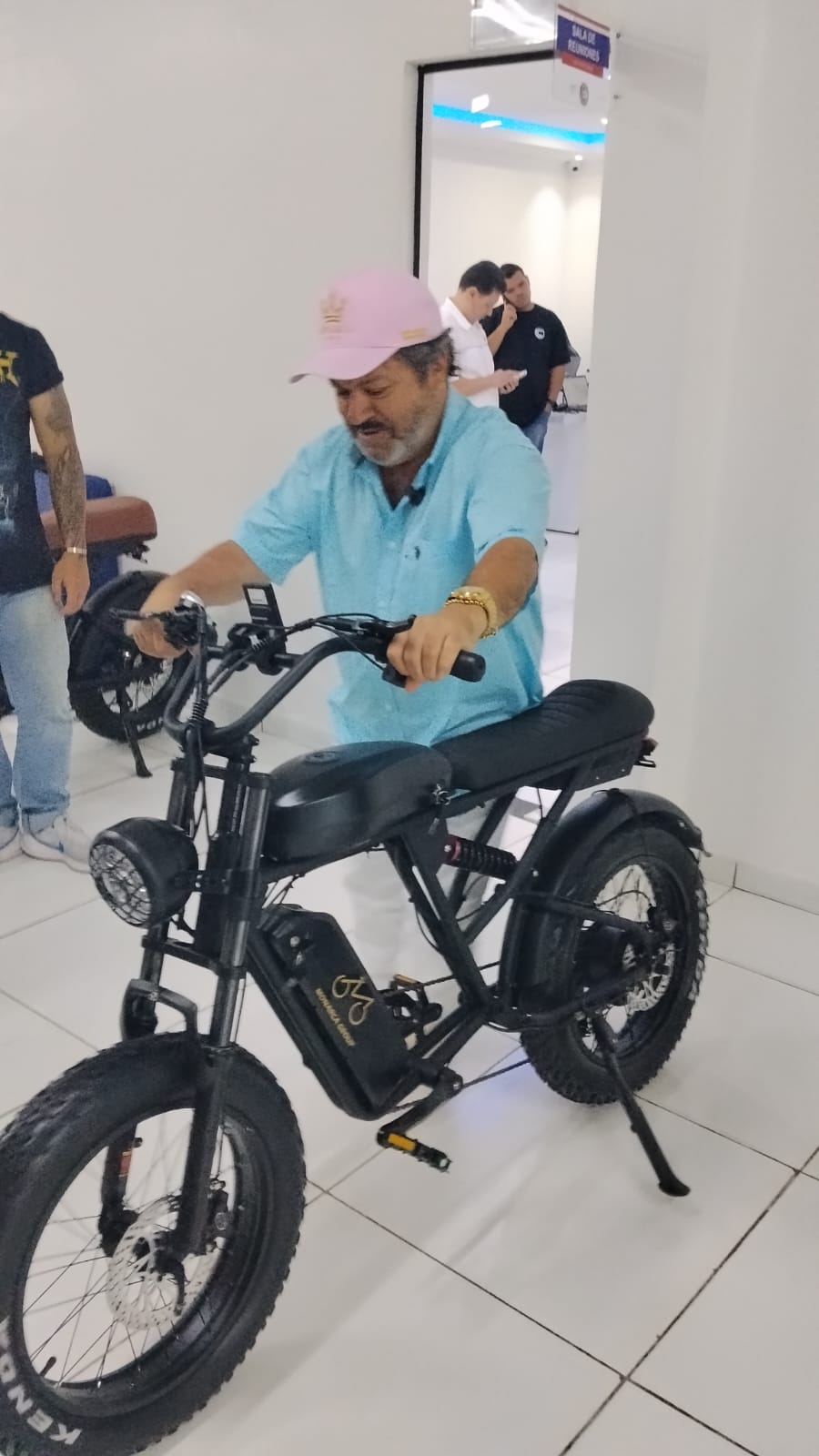 Empresário Carlos Bernardo apresenta as motos elétricas Monarca, em vários modelos