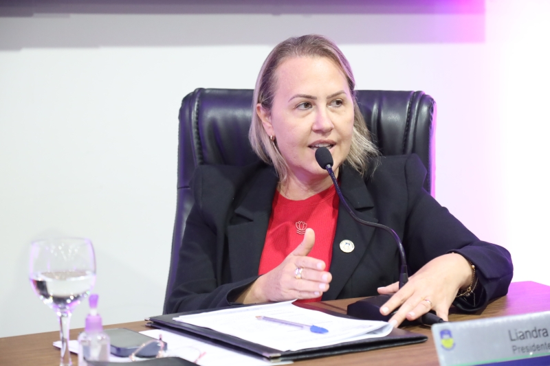 Liandra afirma que a ausência de um sistema adequado de drenagem tem provocado sérios transtornos aos moradores e comerciantes da região. (Foto: F. Grott)