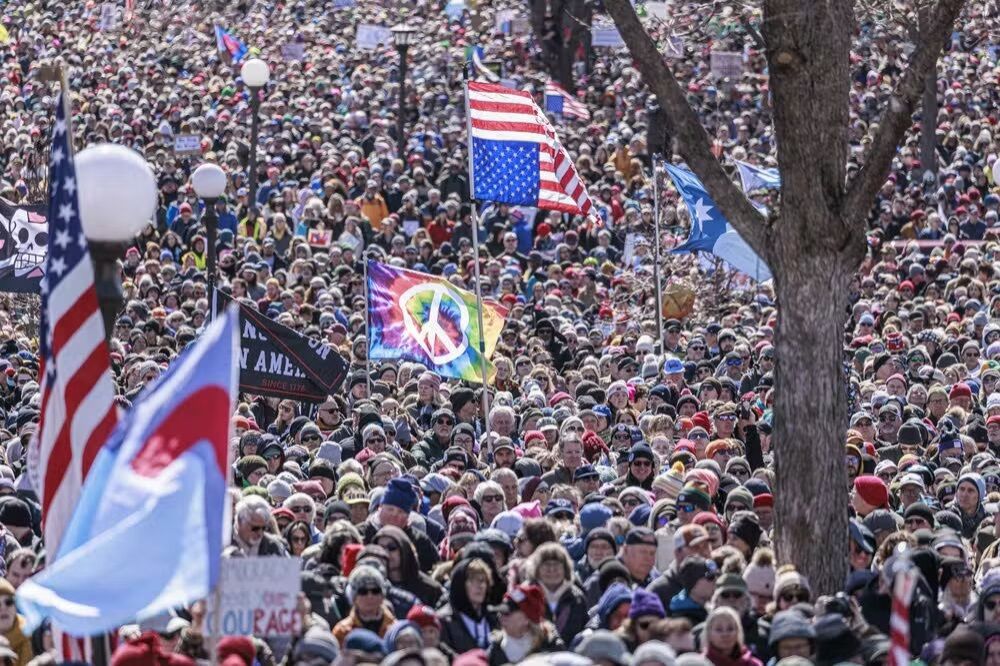 De costa a costa, protestos colocam Donald Trump sob pressão. (Foto: Kerem Yucel/ AFP)