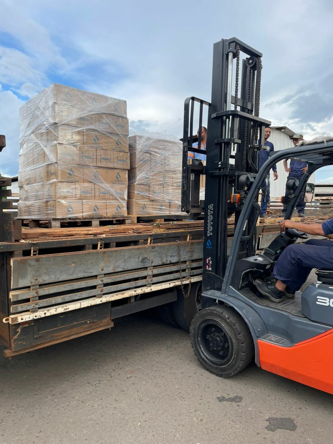 Envio de 8 mil copos descartáveis vai auxiliar as equipes de saúde que atuam na linha de frente.