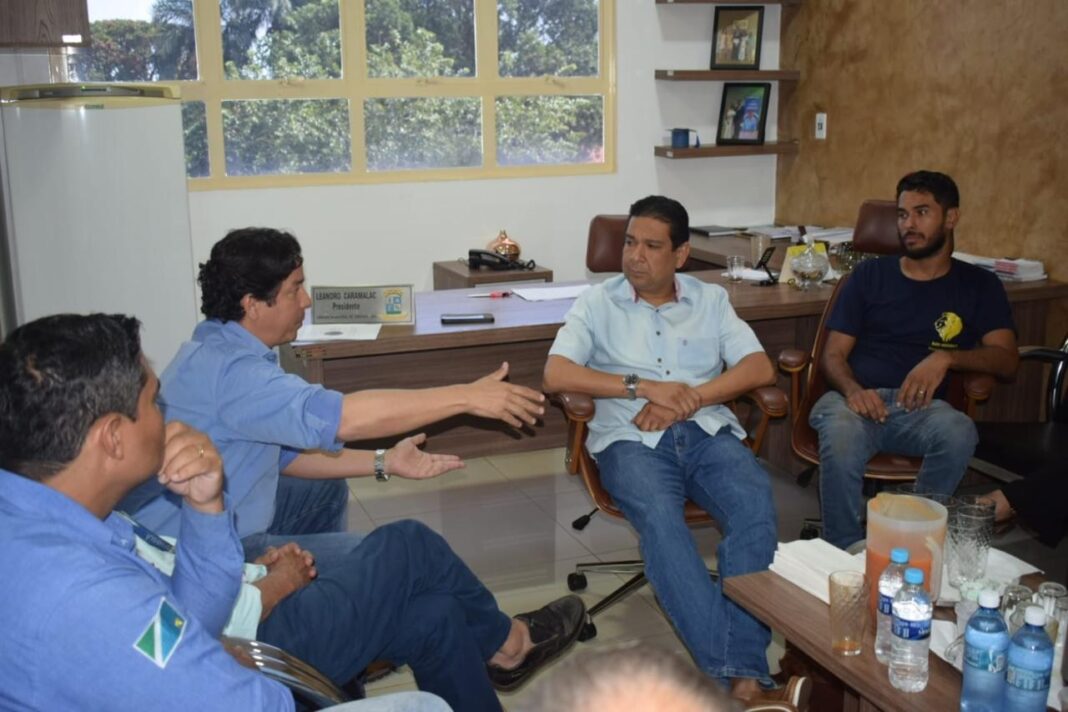 Representantes da Sanesul durante reunião na Câmara Municipal de Terenos.