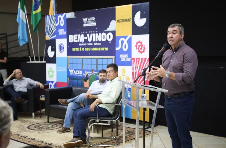O governador Eduardo Riedel apresentou a empresários de Dourados o cenário econômico de Mato Grosso do Sul, destacando crescimento acima da média nacional e políticas voltadas à atração de investimentos.