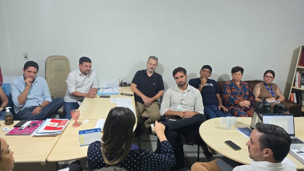 Reunião na Secretaria Municipal de Saúde definiu detalhes para as primeiras ações de combate ao mosquito aedes aegypti na Reserva Indígena – Foto: Assecom