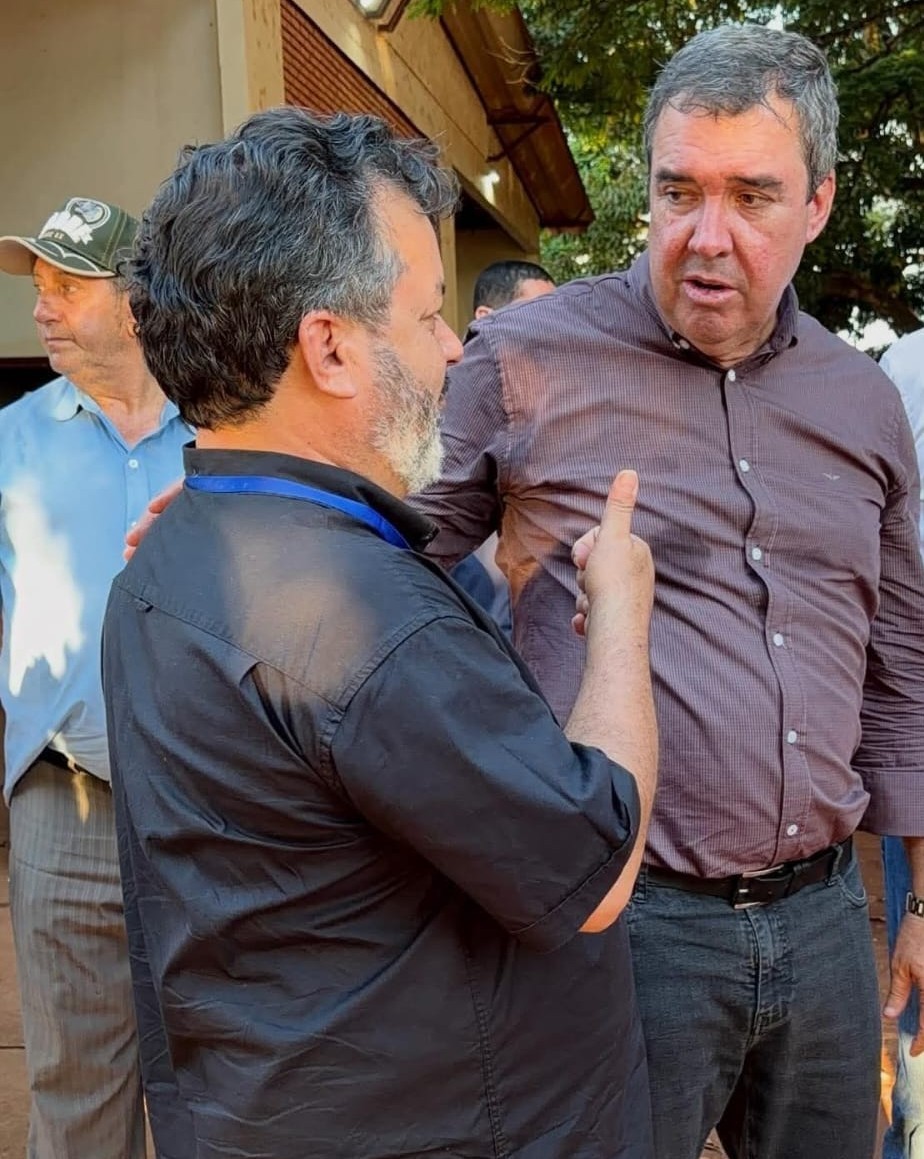 Carlos Bernardo conversa com o governador Eduardo Riedel durante evento na Nova Itamarati, onde apresentou o projeto do Hospital Binacional de Fronteira.