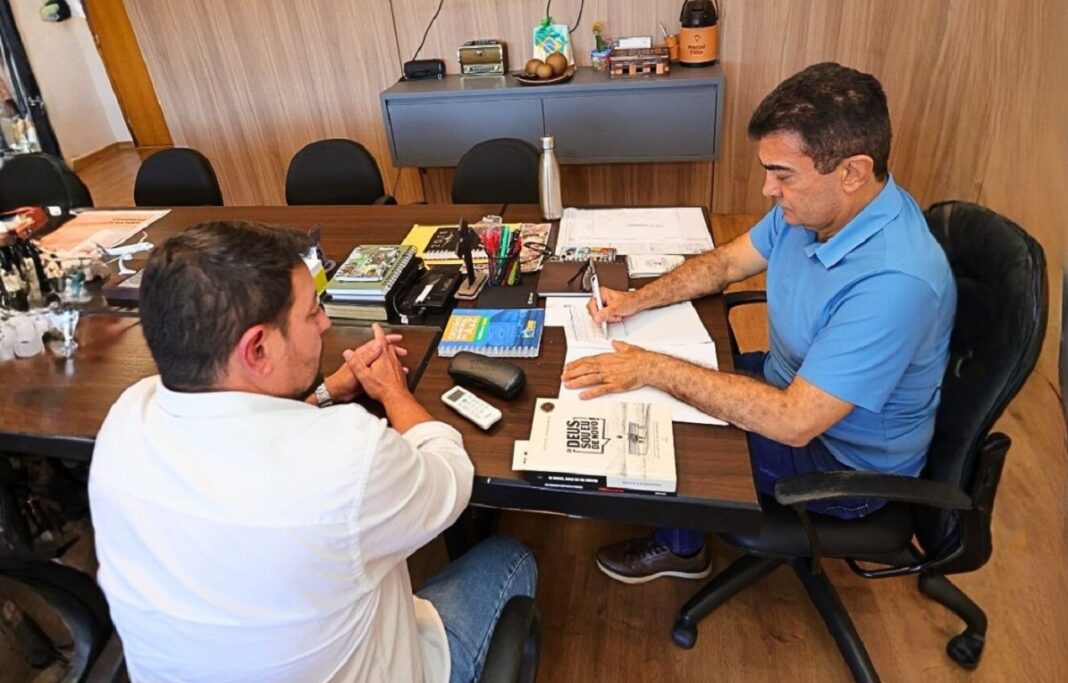 Prefeito Marçal Filho reunido com o secretário municipal de Saúde, Márcio Figueiredo, para assinatura do decreto de emergência na saúde pública em Dourados – Foto: A. Frota
