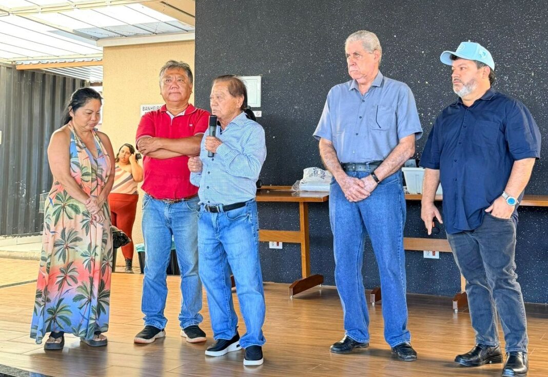 Bernardo, Puccinelli com Akira Otsubo pai e filho durante reunião com lideranças do setor pesqueiro