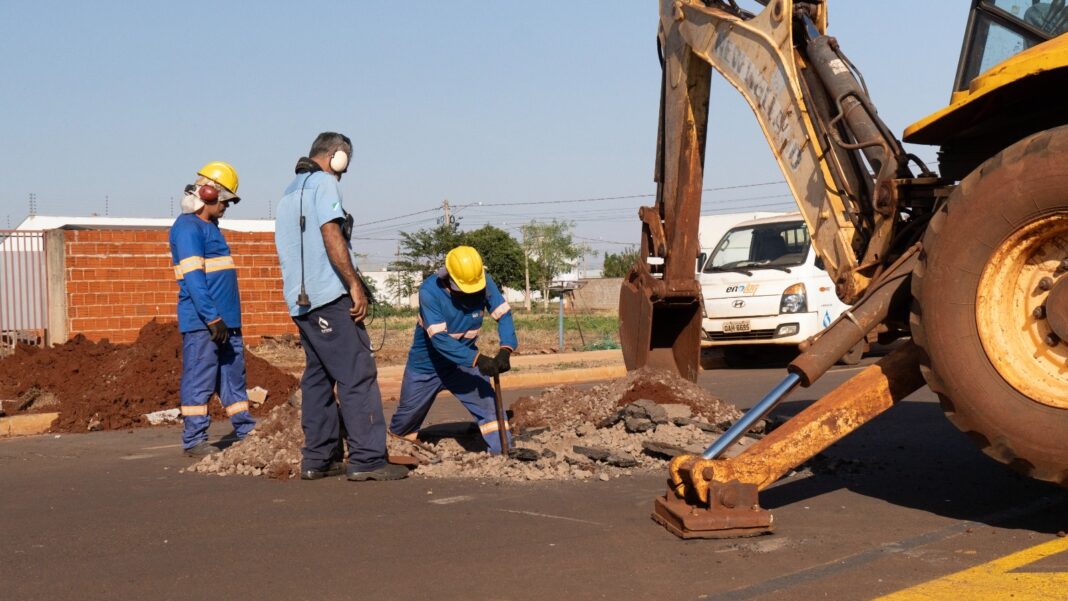 Obras de saneamento avançam em Dourados dentro do plano de investimentos da Sanesul para 2026.