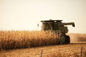 Produtores de Dourados avançam na colheita da soja da safra 2025/26, que já atinge 85% da área cultivada, com médias consideradas positivas nas lavouras.