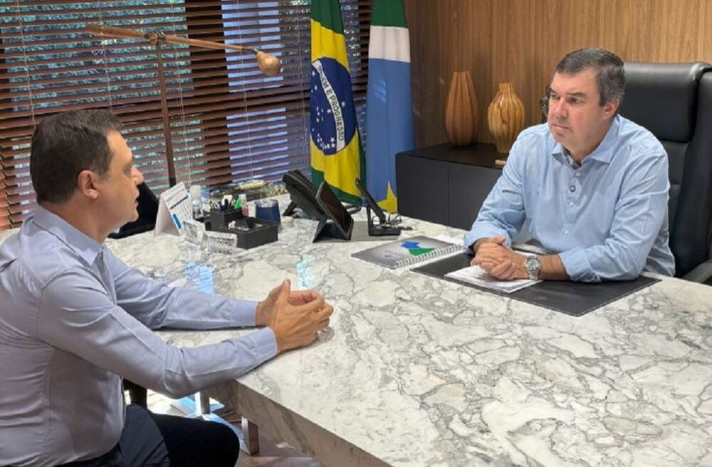 Governador Eduardo Riedel com o secretário de Fazenda, Flávio Cpesar (Foto: Bruno Chaves, Secom)
