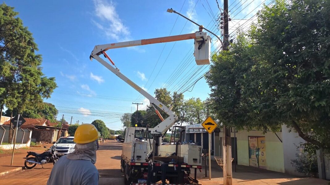 Atualmente, seis equipes atuam simultaneamente na troca das lâmpadas, incluindo a substituição dos braços dos postes – Foto: Assecom