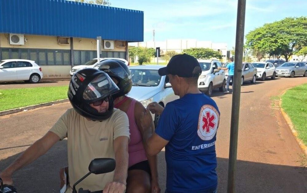 Drive-thru da vacina contra Chikungunya em Dourados . (Foto: Reprodução)