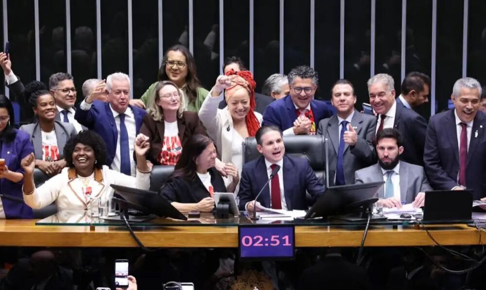 Deputados comemoram aprovação da matéria na Câmara. (Foto: Bruno Spada)