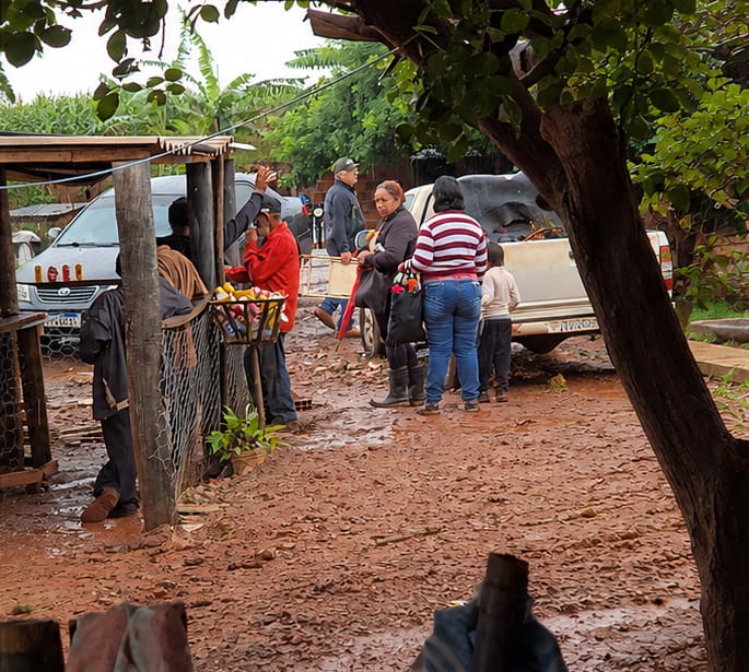 Carlos Bernardo conversou com moradores e se reuniu com Douglas, uma das lideranças do movimento