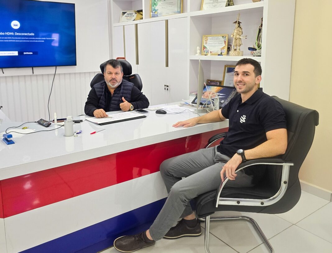 Carlos Bernardo e Gabriel Fayad durante encontro voltado ao fortalecimento da educação médica na fronteira.