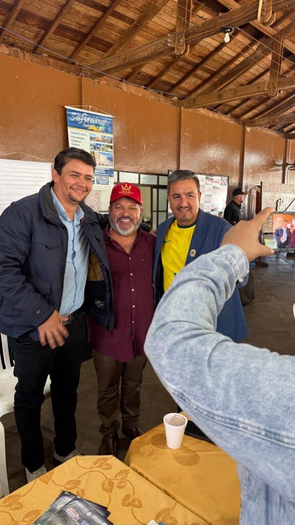 Carlos Bernardo recebe prêmio Destaque Empresarial por contribuição ao desenvolvimento da fronteira Carlos Bernardo recebe prêmio Destaque Empresarial por contribuição ao desenvolvimento da fronteira