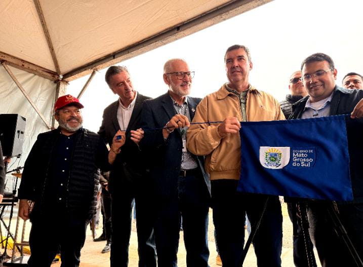Carlos Bernardo defende saúde de fronteira durante entregas em Corumbá