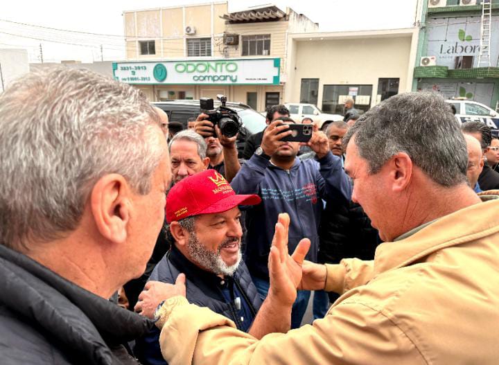 Carlos Bernardo defende saúde de fronteira durante entregas em Corumbá