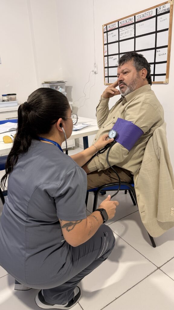 Antes da volta às aulas, Carlos Bernardo vistoria clínicas universitárias para elevar padrão de atendimento e formação médica na fronteira