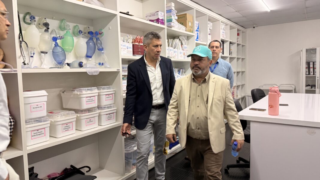 Antes da volta às aulas, Carlos Bernardo vistoria clínicas universitárias para elevar padrão de atendimento e formação médica na fronteira