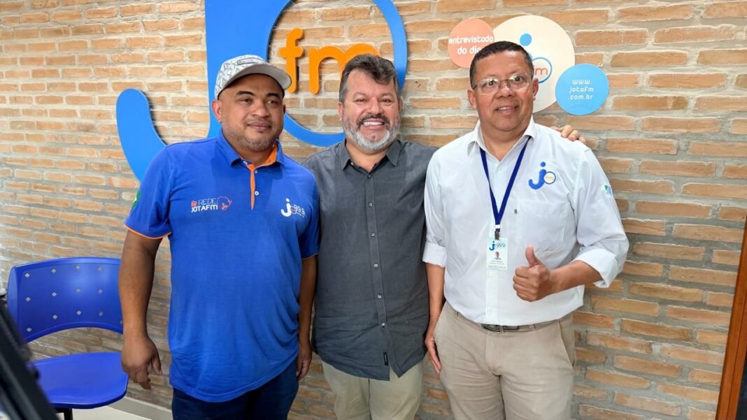 Para Carlos Bernardo, elevar o poder de compra da população, facilitar o acesso ao crédito e incentivar a instalação de indústrias são medidas essenciais para impulsionar o crescimento econômico.