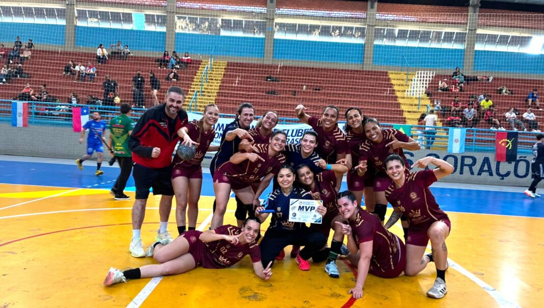 A final será ainda neste domingo, 26, às 20 horas, contra a seleção de Campo Grande Rio de Janeiro. Equipe Masculina da Universidad Interamericana