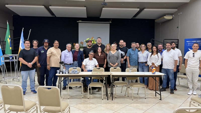 Vereadores durante reunião com os moradores, representantes da ACED e Agetran
