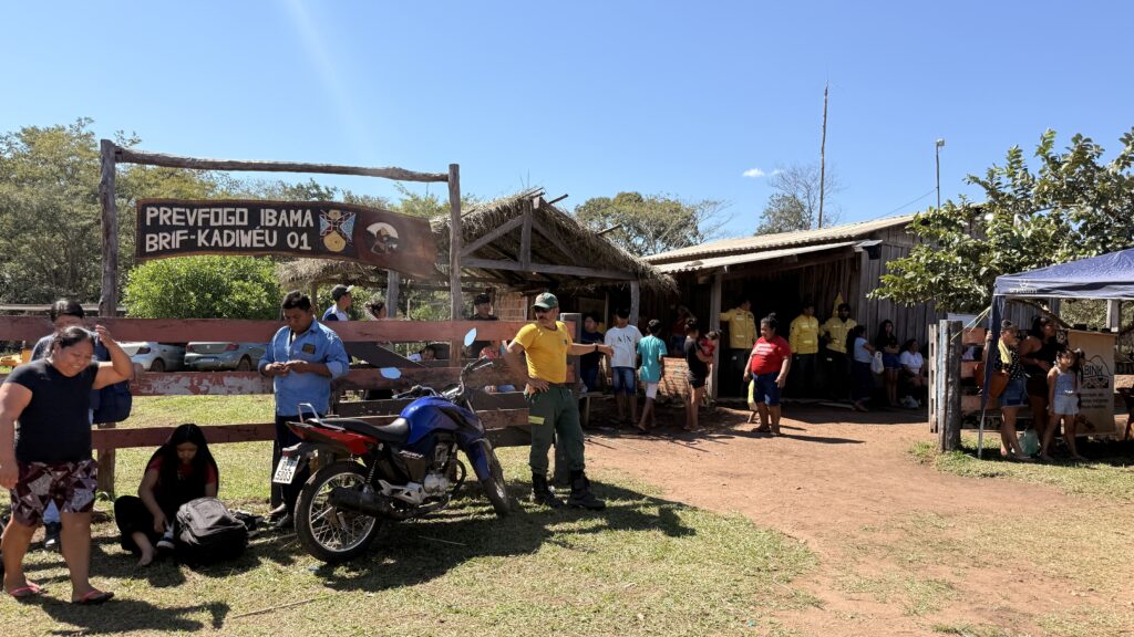 Da defesa do território ao desafio do desenvolvimento: Carlos Bernardo ouve demandas dos Kadiwéus por estradas e escoamento da produção Da defesa do território ao desafio do desenvolvimento: Carlos Bernardo ouve demandas dos Kadiwéus por estradas e escoamento da produção