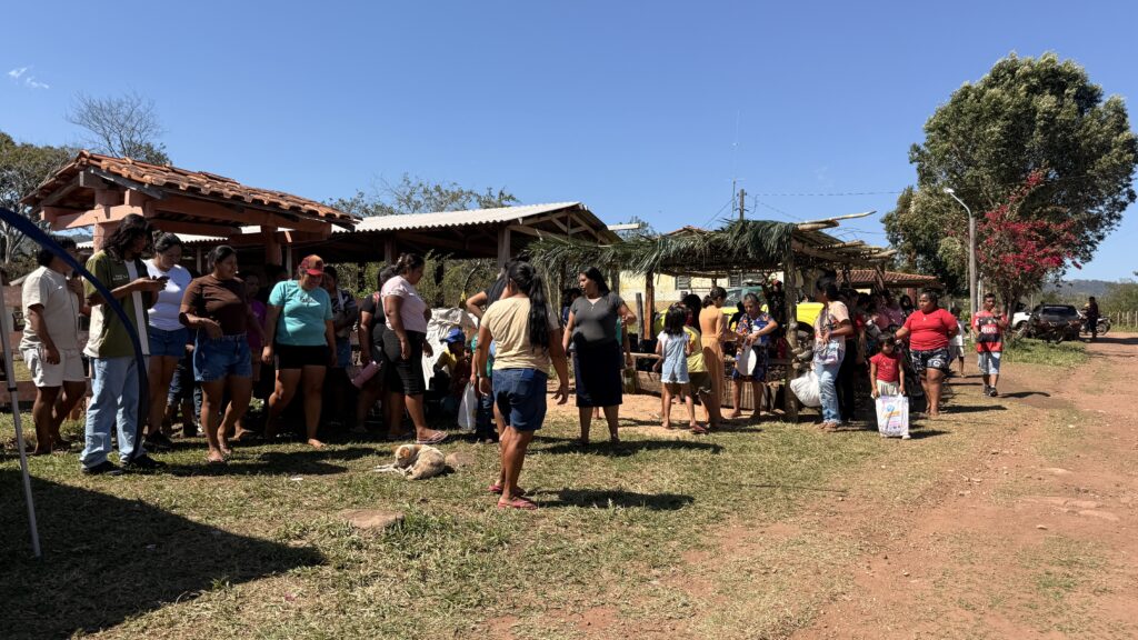 Da defesa do território ao desafio do desenvolvimento: Carlos Bernardo ouve demandas dos Kadiwéus por estradas e escoamento da produção Da defesa do território ao desafio do desenvolvimento: Carlos Bernardo ouve demandas dos Kadiwéus por estradas e escoamento da produção