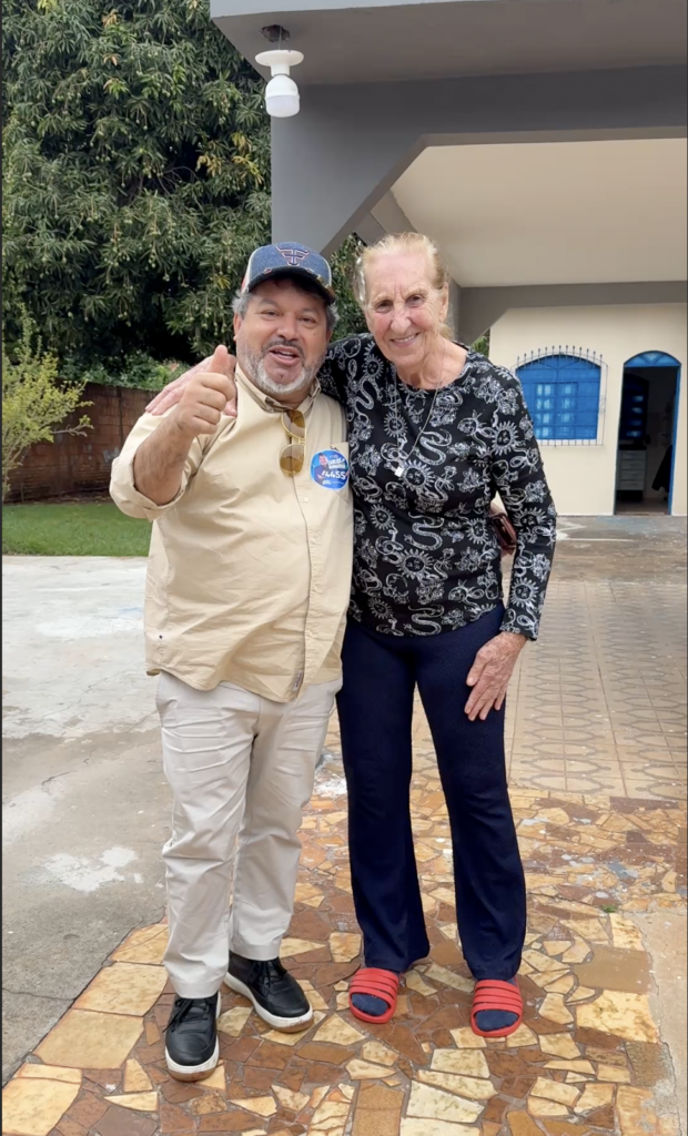 Carlos Bernardo reencontra após 30 anos vizinha que abrigou antena de rádio no quintal em Nova Andradina Carlos Bernardo reencontra após 30 anos vizinha que abrigou antena de rádio no quintal em Nova Andradina