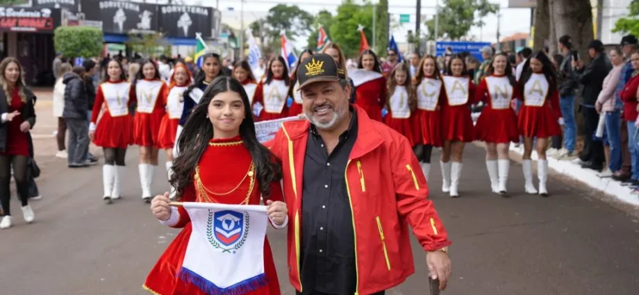 Carlos Bernardo prestigia desfile cívico em Ponta Porã e destaca participação popular no 7 de Setembro