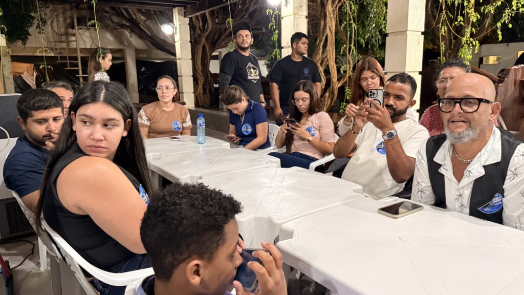 Carlos Bernardo reúne lideranças universitárias e coloca Hospital Binacional e renda no centro do debate com estudantes de Medicina Carlos Bernardo reúne lideranças universitárias e coloca Hospital Binacional e renda no centro do debate com estudantes de Medicina