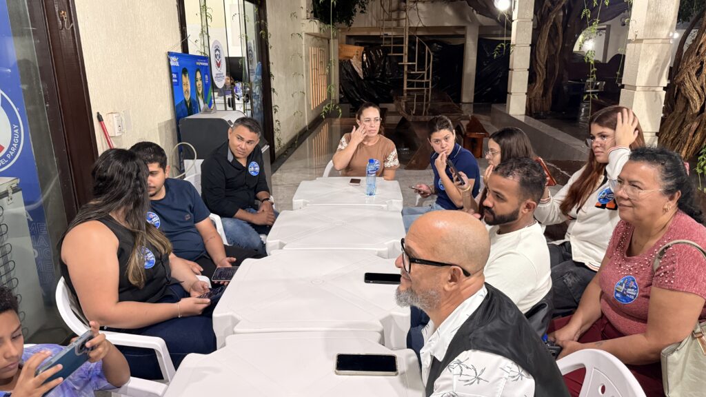 Carlos Bernardo reúne lideranças universitárias e coloca Hospital Binacional e renda no centro do debate com estudantes de Medicina Carlos Bernardo reúne lideranças universitárias e coloca Hospital Binacional e renda no centro do debate com estudantes de Medicina