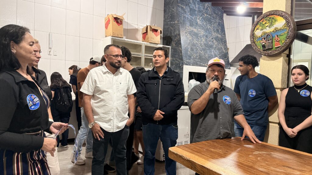 Carlos Bernardo reúne lideranças universitárias e coloca Hospital Binacional e renda no centro do debate com estudantes de Medicina Carlos Bernardo reúne lideranças universitárias e coloca Hospital Binacional e renda no centro do debate com estudantes de Medicina