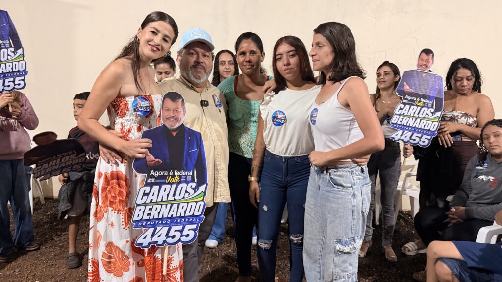 Mesmo sob chuva, Carlos Bernardo reúne centenas de apoiadores em Dourados