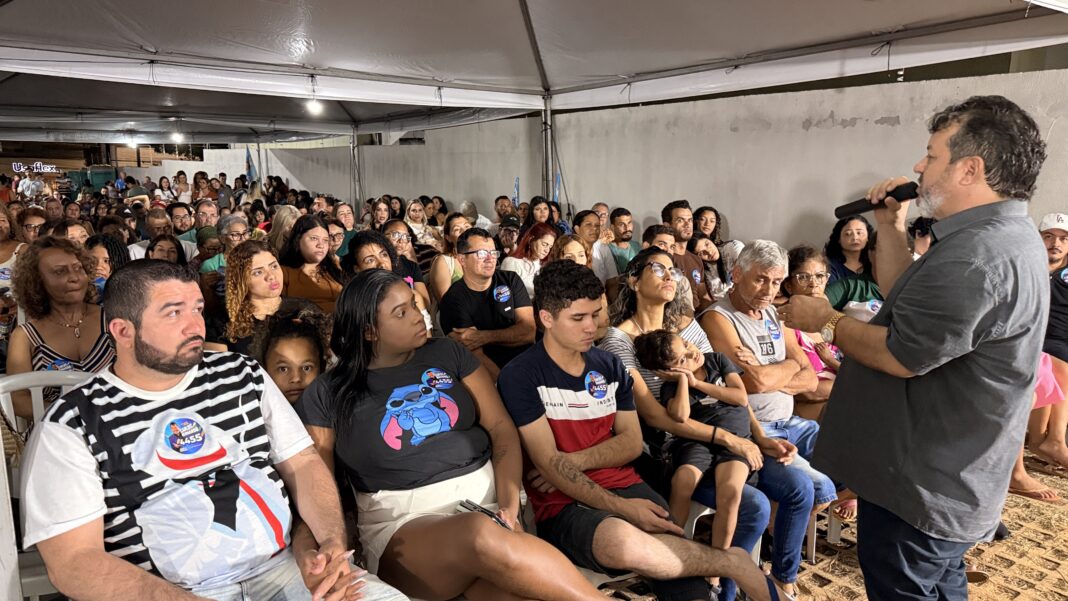 Primeira da família a concluir faculdade, professora se identifica com propostas de Carlos Bernardo para educação e renda