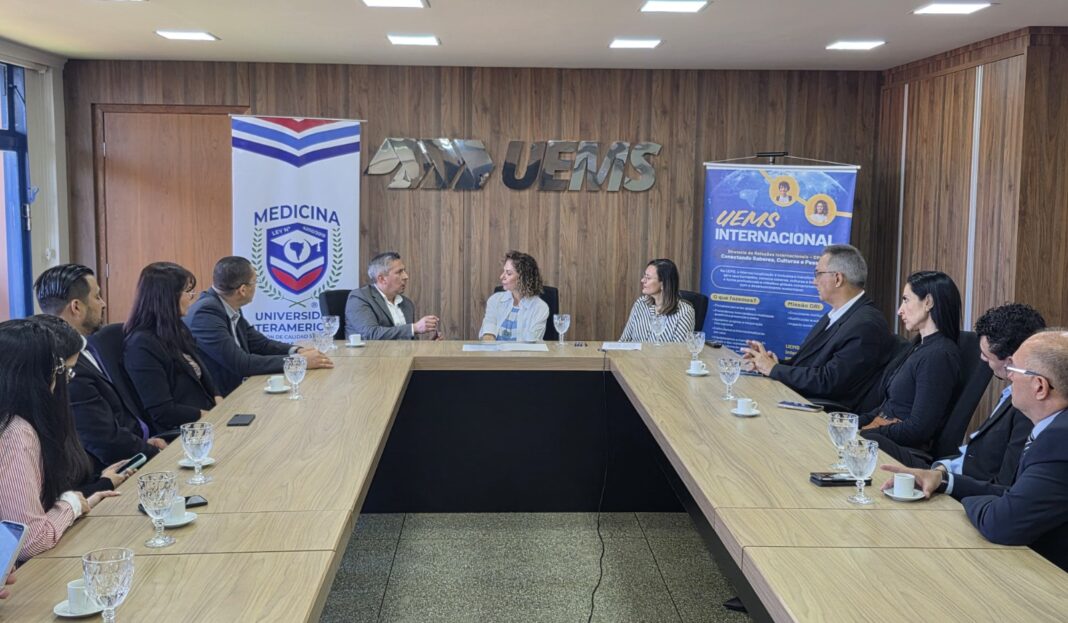 Convênio entre UEMS e Universidad Interamericana foi assinado na sede da UEMS em Dourados nesta quinta-feira (03) (Foto Divulgação).