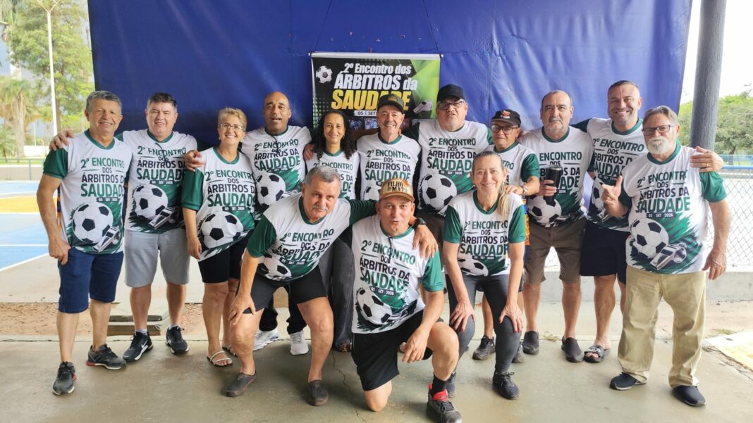 Parte do grupo de árbitros que participou do Encontro, sábado, em Dourado (Foto: Divulgação)