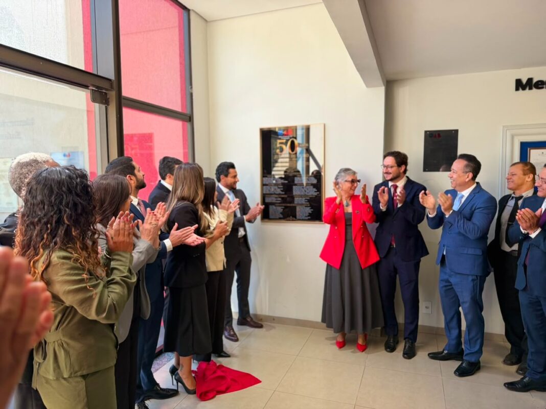 Momento de descerramento de placa comemorativa do Jubileu de Ouro para celebrar os 50 anos de criação da OAB/MS e da 4ª Subseção Dourados e Itaporã (Fotos: Divulgação)