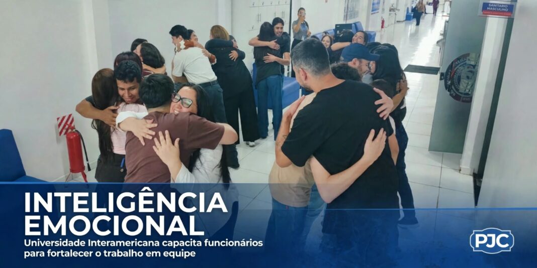 Momento de integração marcou a capacitação em inteligência emocional da Universidade Interamericana. A dinâmica do abraço coletivo reforçou a importância do vínculo humano e do trabalho em equipe entre os funcionários.