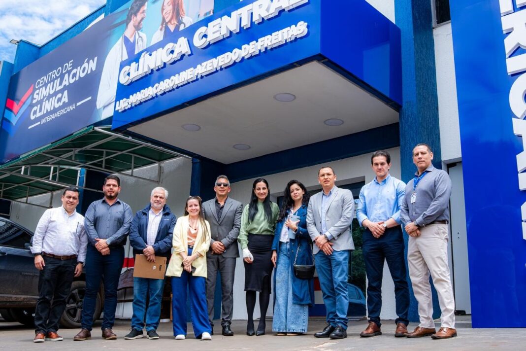 Autoridades da Superintendência de Saúde durante inspeção federal nas clínicas-escola da Universidad Interamericana em Pedro Juan Caballero. Vistoria foi concluída sem nenhuma objeção ou observação.