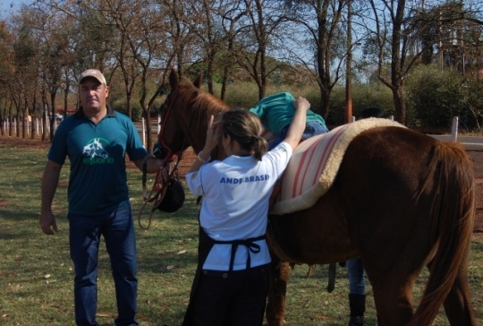 Sindicato Rural realiza com Apae ação pioneira de equoterapia Sindicato Rural realiza com Apae ação pioneira de equoterapia