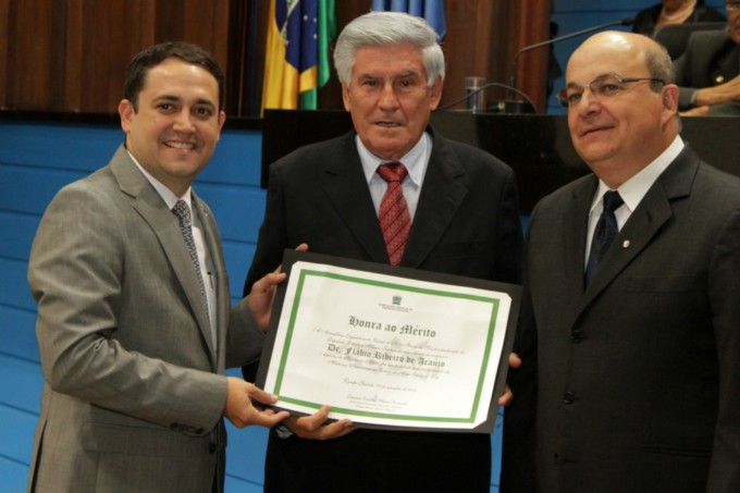 Médicos Veterinários recebem honrarias na Assembleia Legislativa Médicos Veterinários recebem honrarias na Assembleia Legislativa