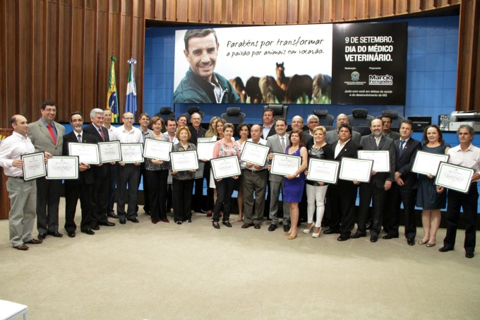Médicos Veterinários recebem honrarias na Assembleia Legislativa Médicos Veterinários recebem honrarias na Assembleia Legislativa