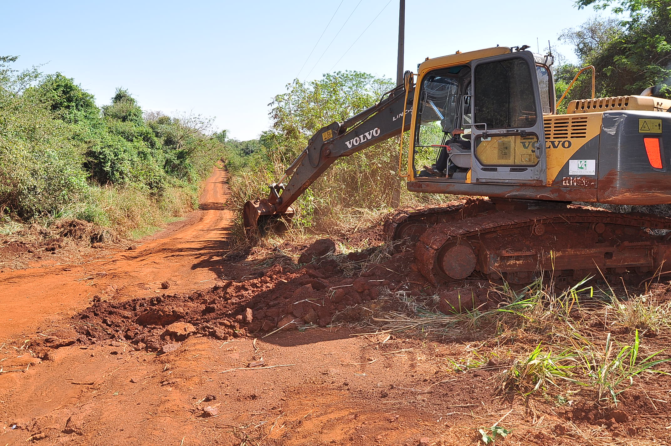 Com serviço pesado, prefeitura resolve problema antigo em estrada vicinal